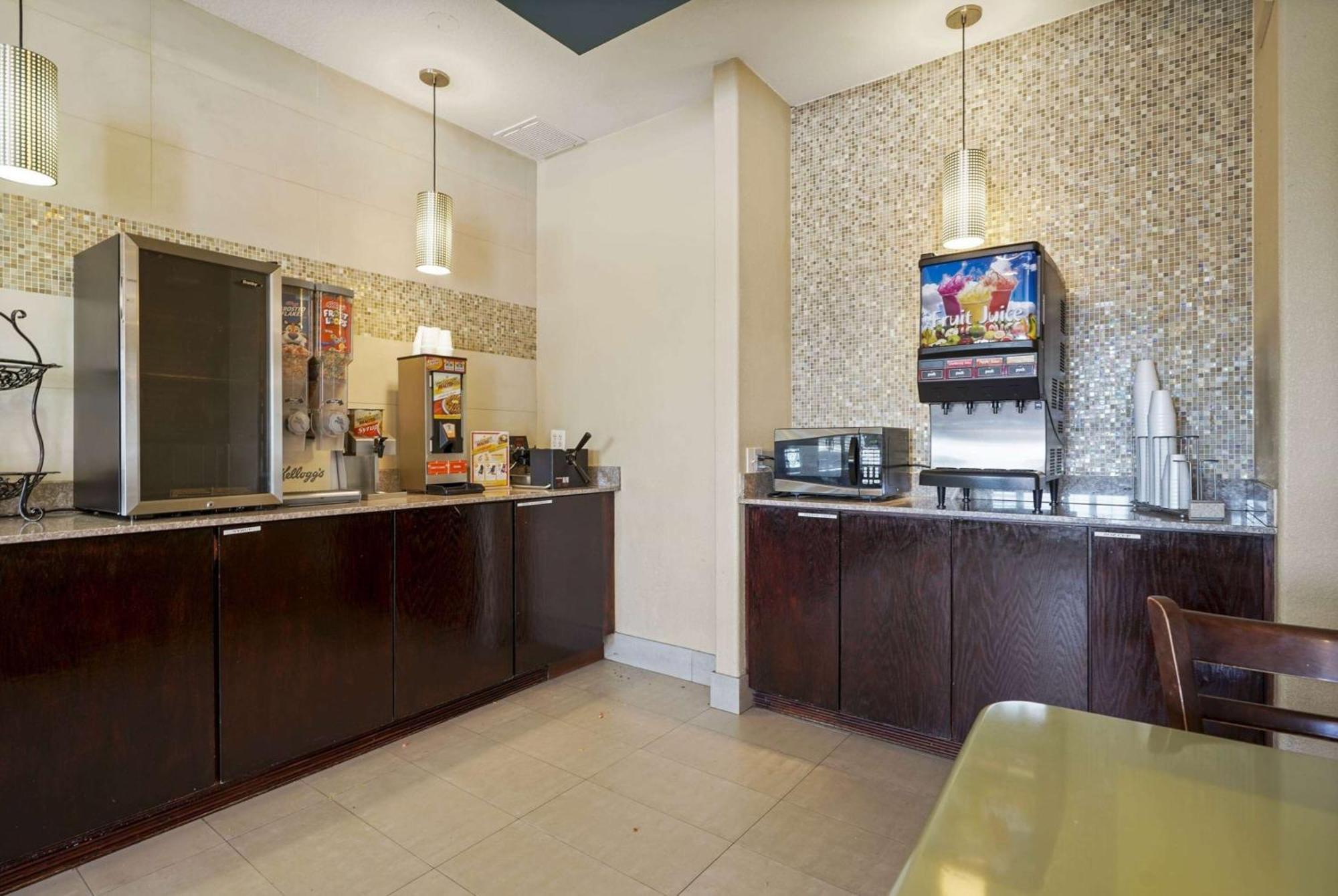 La Quinta By Wyndham Henderson-Northeast Denver Exterior photo